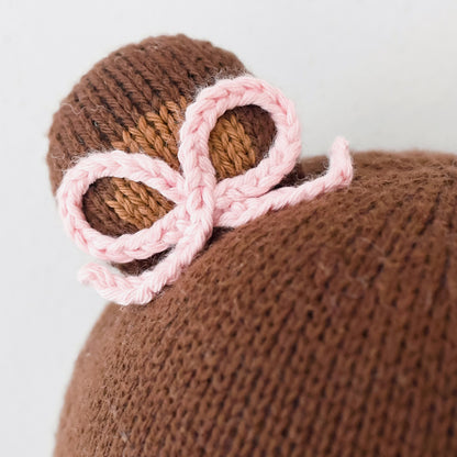 A close-up showing the pink yarn bow on Ivy’s head.